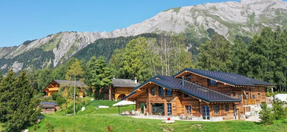 Alpenchalets vor Bergkulisse