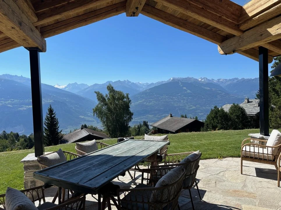 Terrasse mit Bergpanorama
