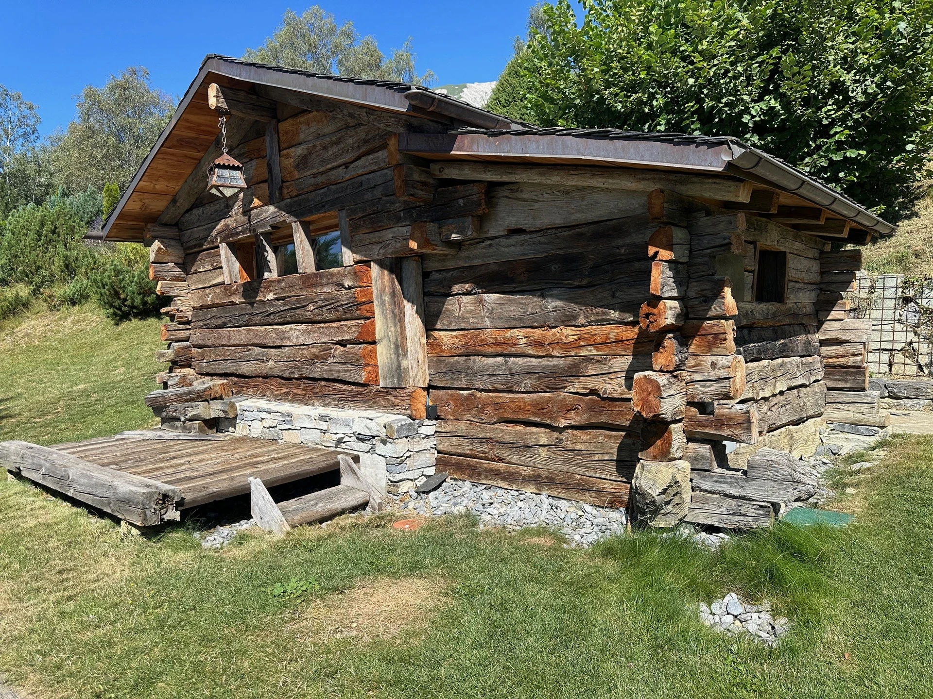 Rustikale Holzhütte im Grünen