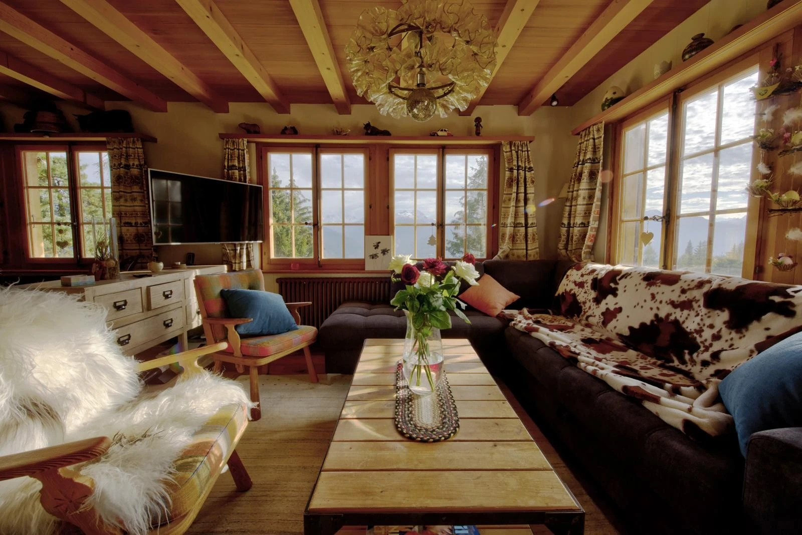 Gemütliches Wohnzimmer im Chalet-Stil