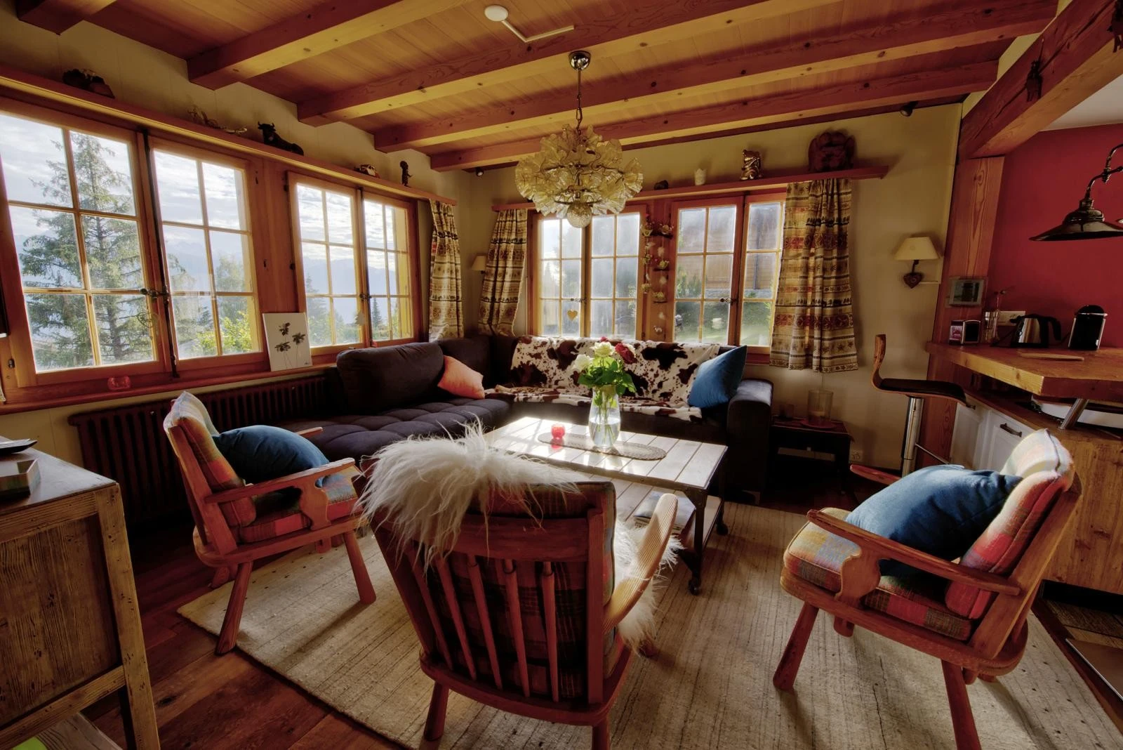 Gemütliches Chalet-Wohnzimmer mit Bergblick