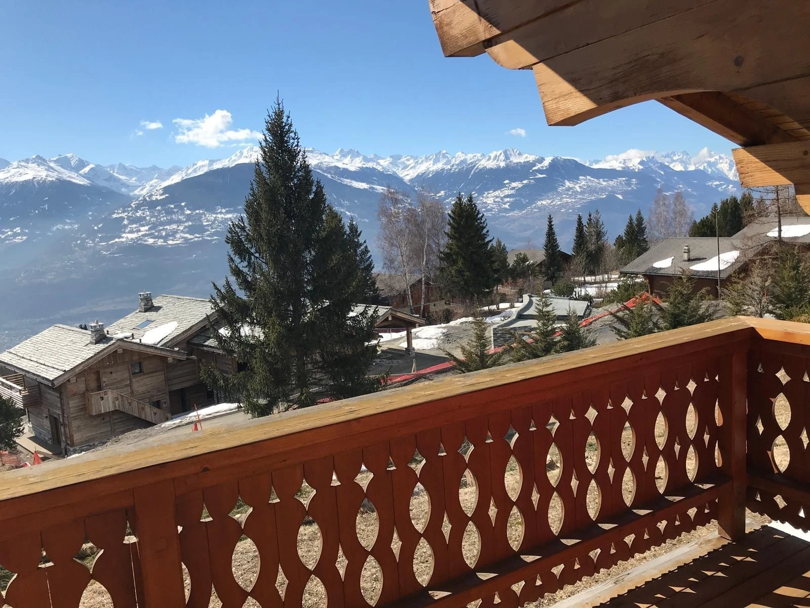 Balkon mit Bergpanorama