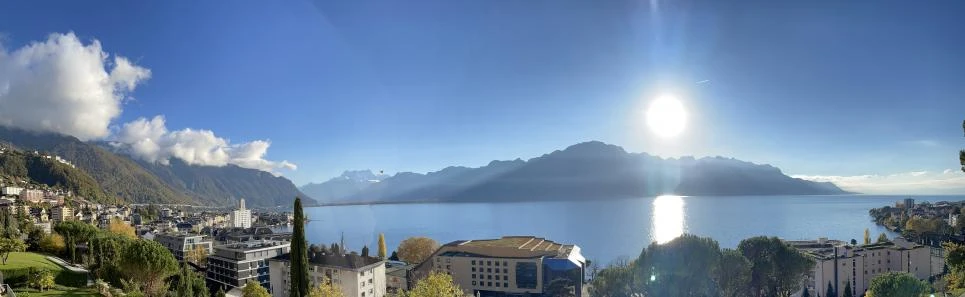 Panoramablick auf See und Berge