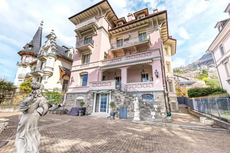Historische Villa mit Balkon und Gartenhof