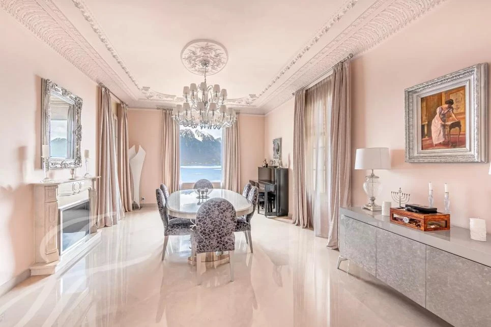 Elegantes Esszimmer mit Seeblick