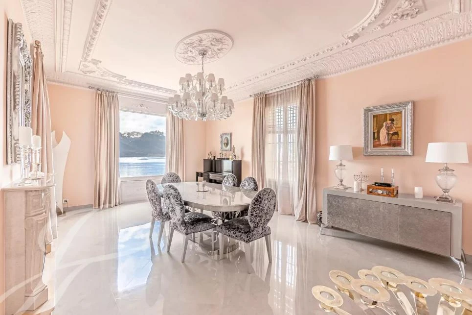 Elegantes Esszimmer mit Meerblick