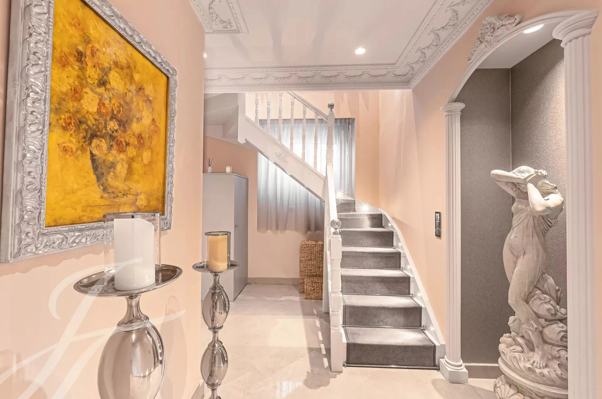 Eleganter Flur mit Treppe und Dekoration