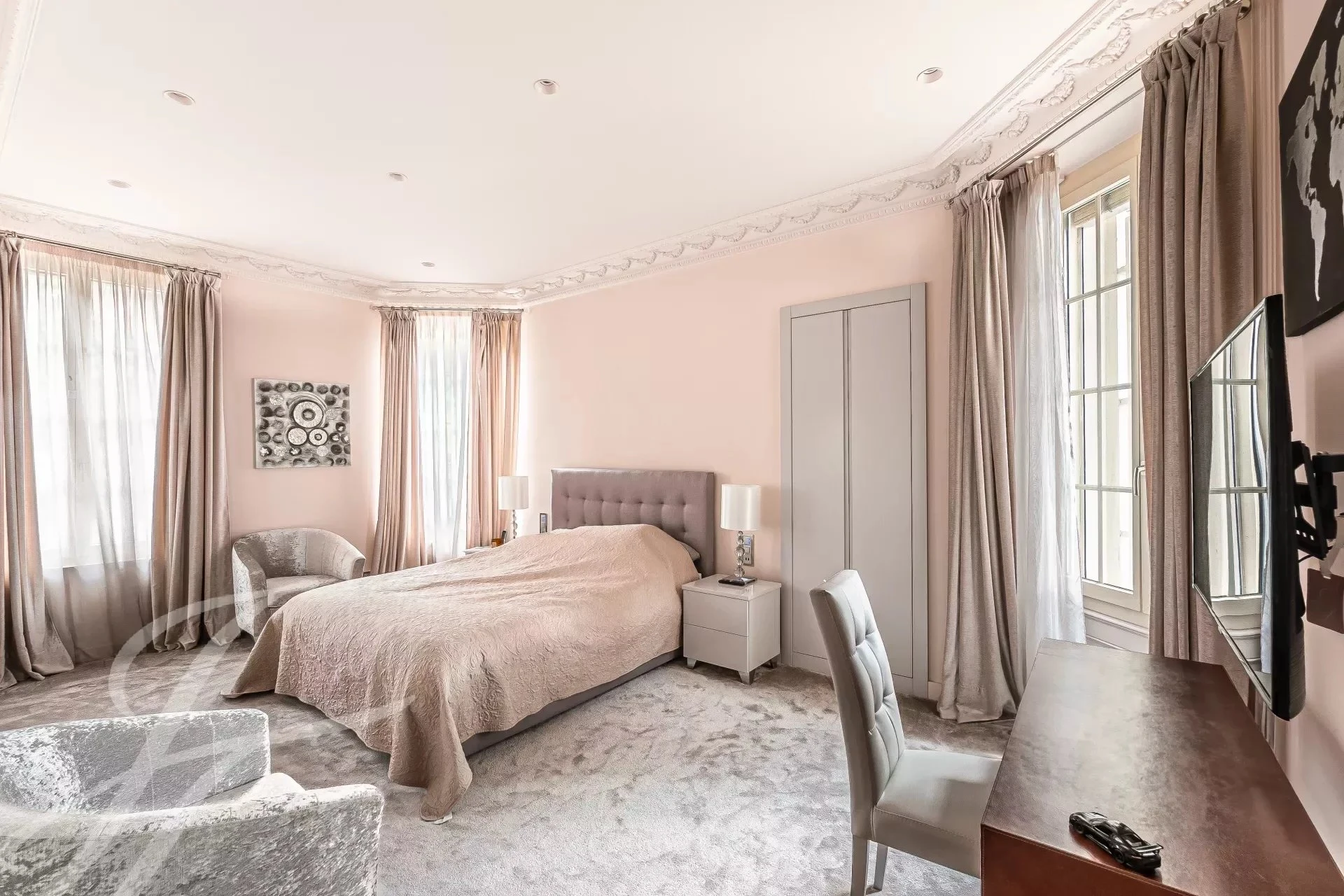 Helles Schlafzimmer mit klassischer Stuckdecke