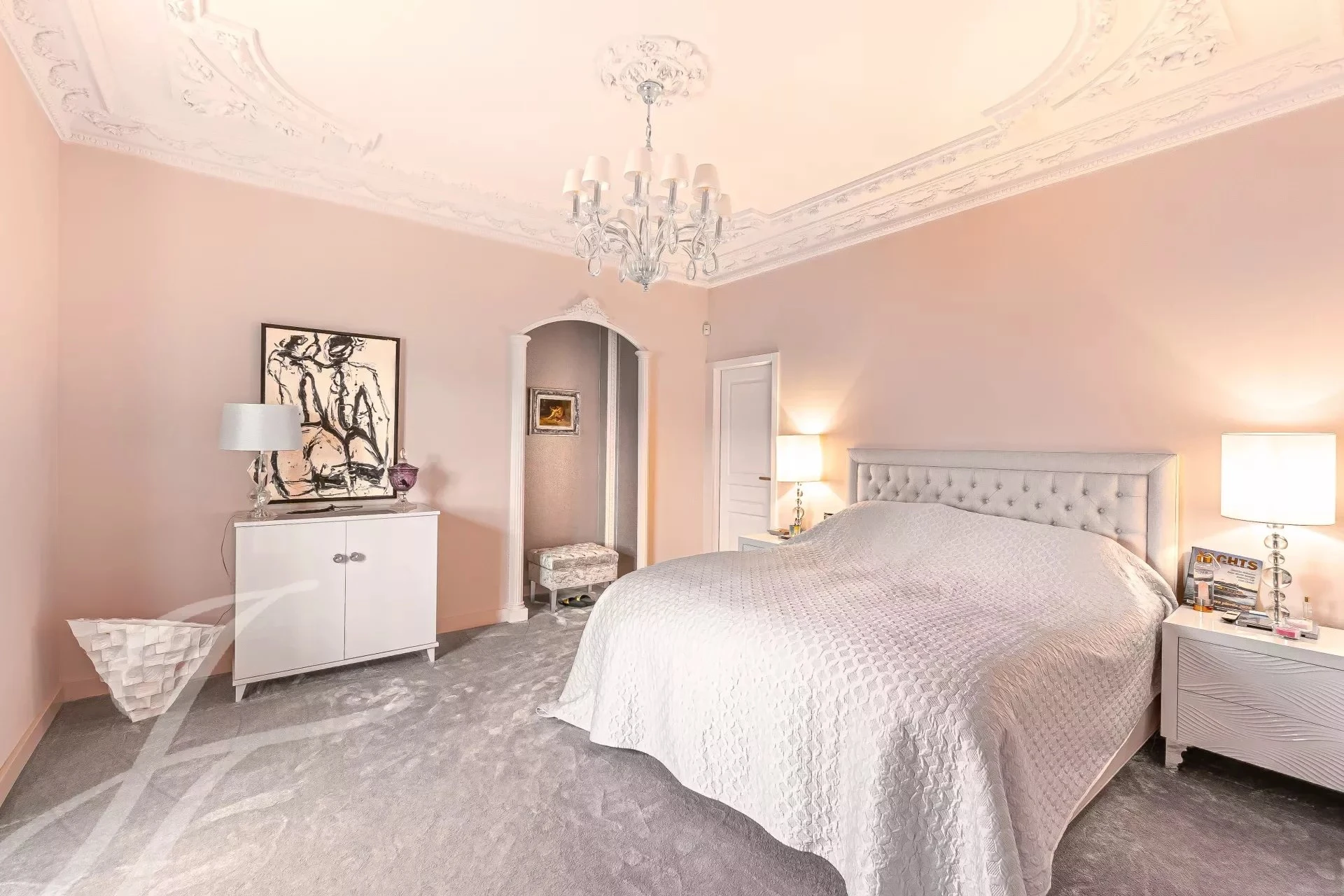 Elegantes Schlafzimmer mit Stuckdecke