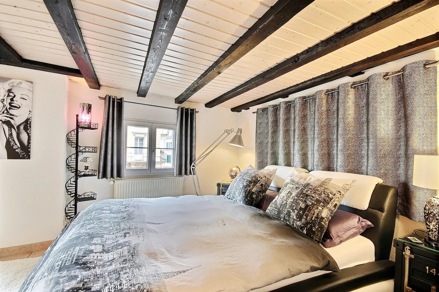 Schlafzimmer mit rustikalen Deckenbalken