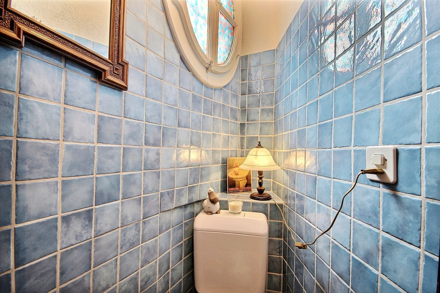 Kleines WC mit blauen Wandfliesen