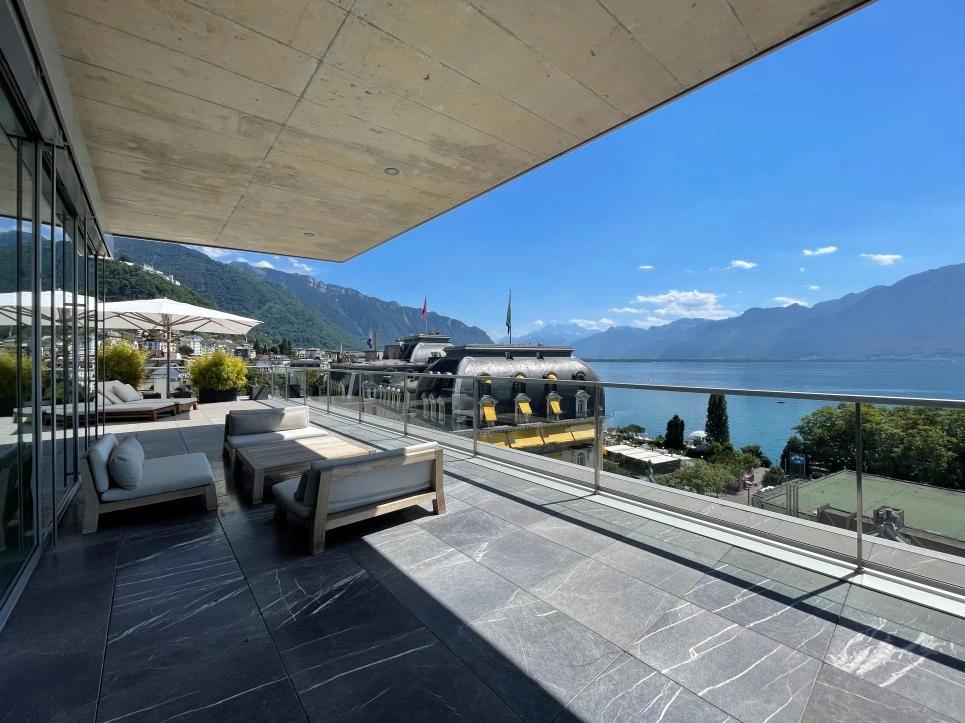 Luxuriöse Seeterrasse mit Bergblick