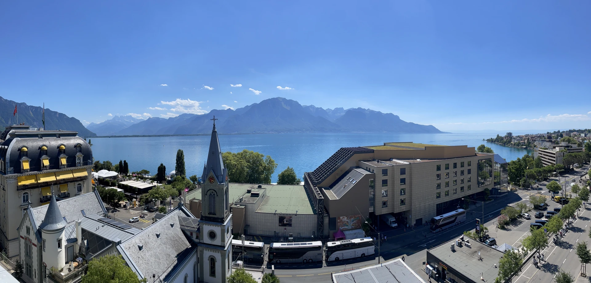 Panoramablick über See und Stadt mit Bergen