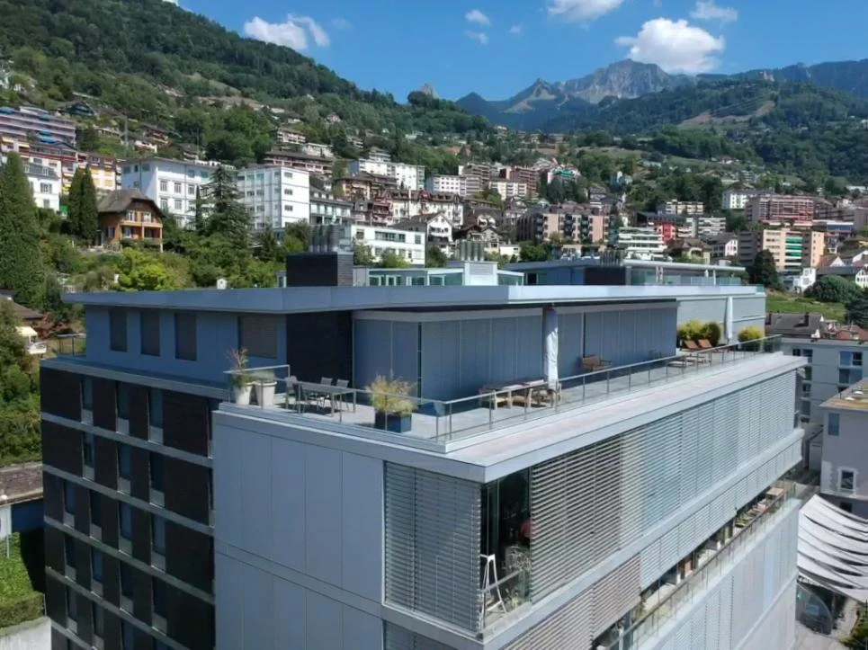 Moderne Dachterrassen-Ansicht eines Mehrfamiliengebäudes