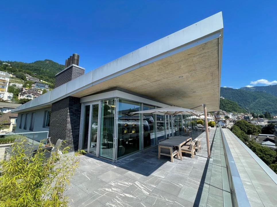 Moderne Dachterrasse mit Panoramablick