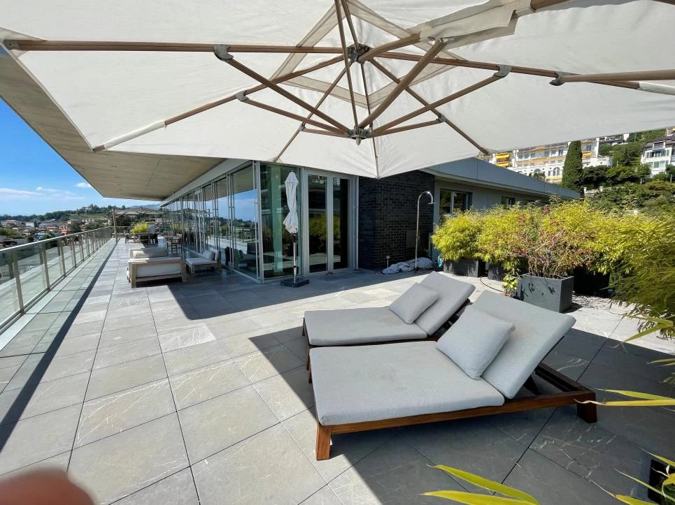 Dachterrasse mit Lounge und Sonnenschirm