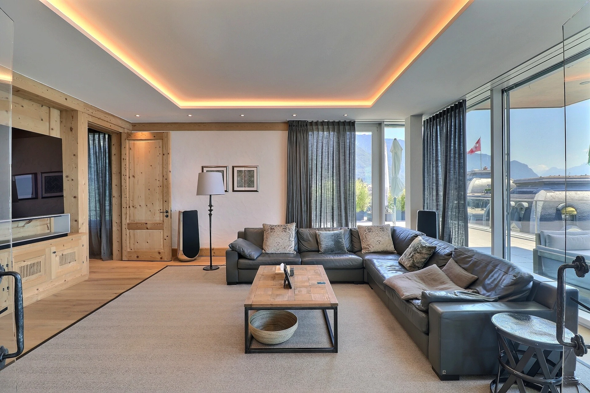 Helles Wohnzimmer mit Bergblick