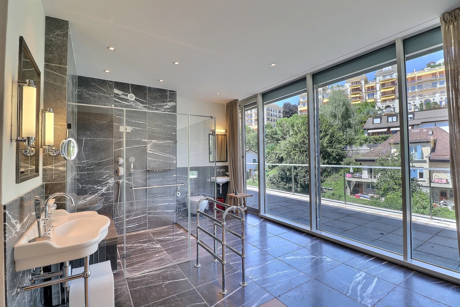 Luxuriöses Badezimmer mit Balkonblick