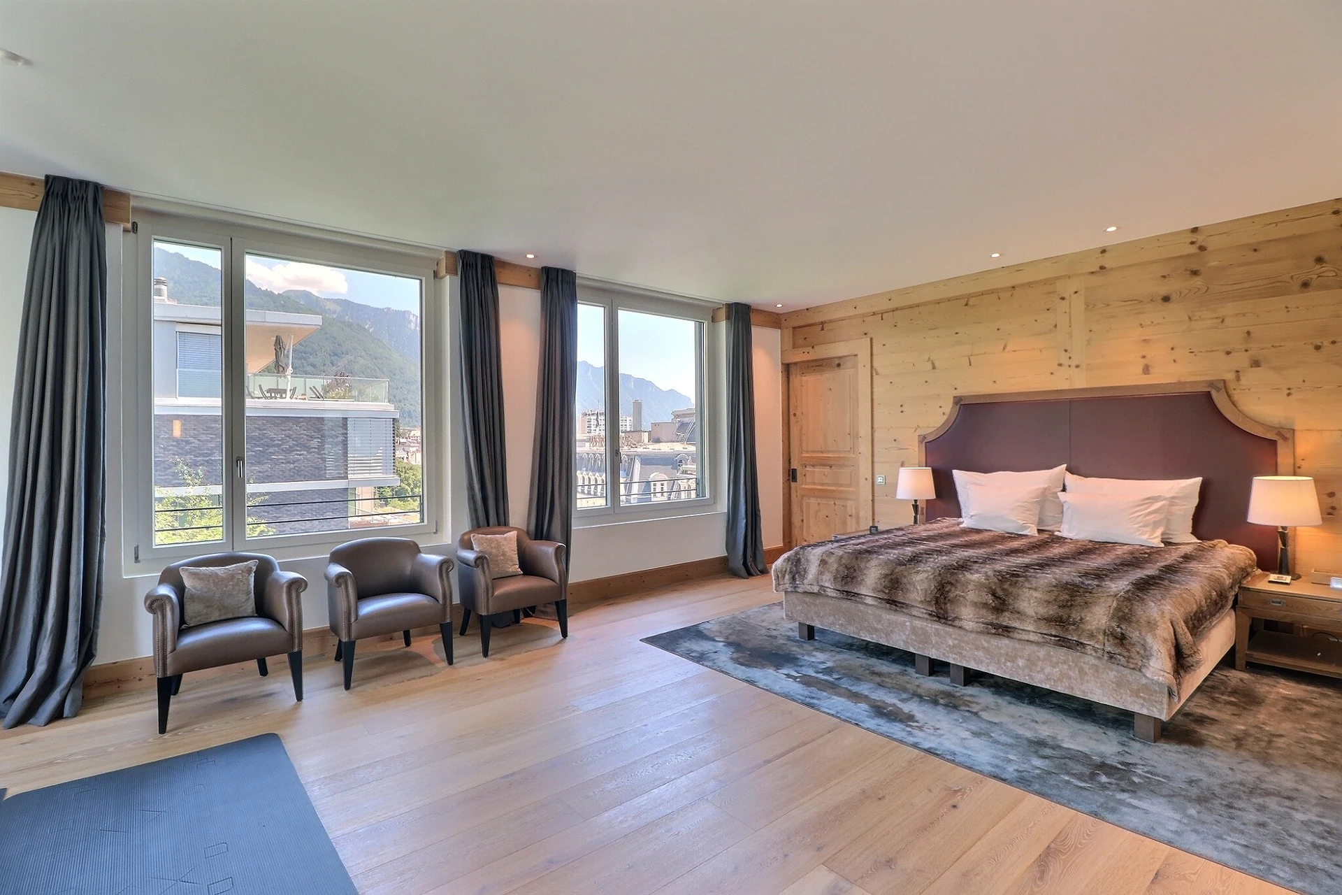 Helles Schlafzimmer mit Bergblick