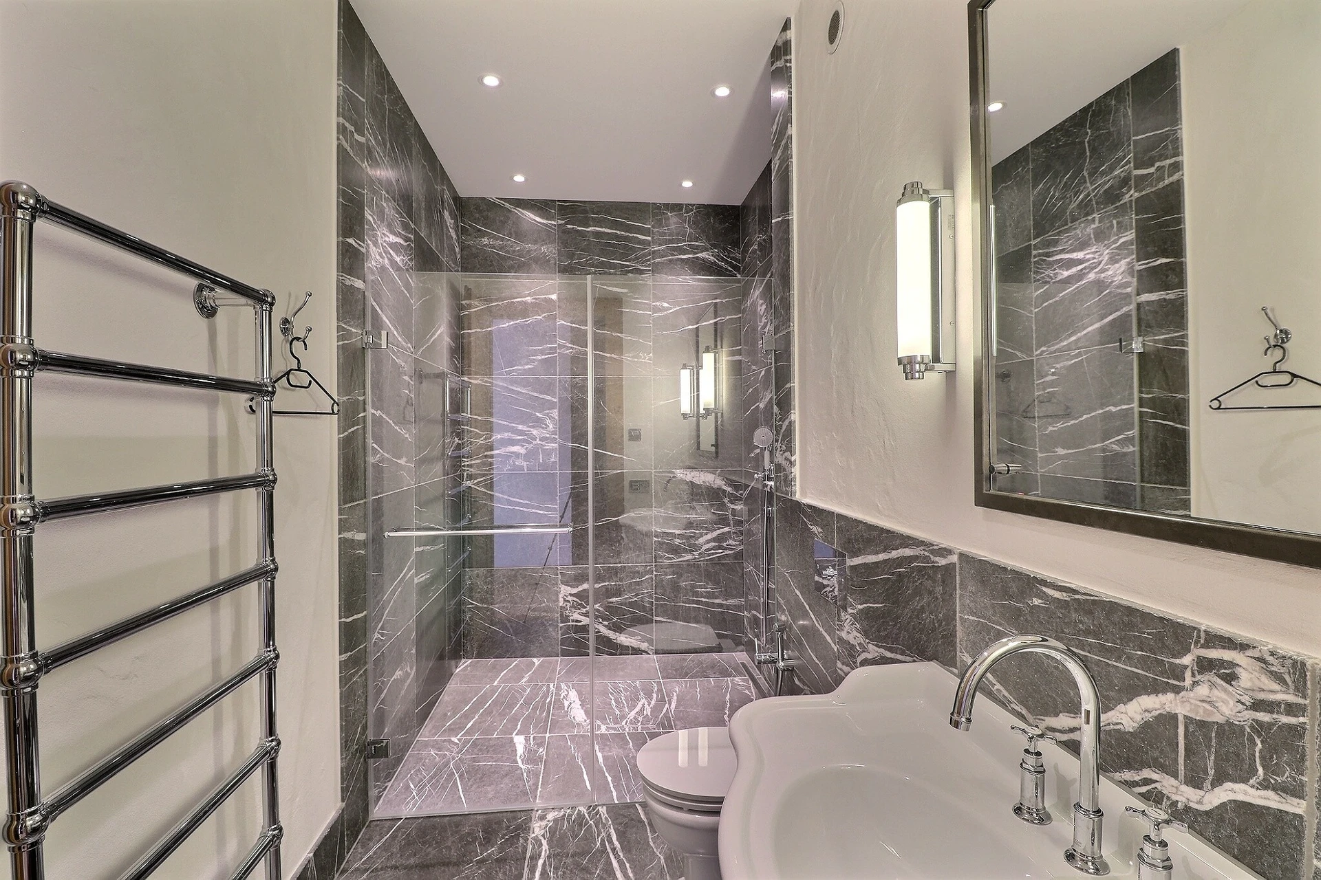 Luxuriöses Badezimmer mit begehbarer Dusche