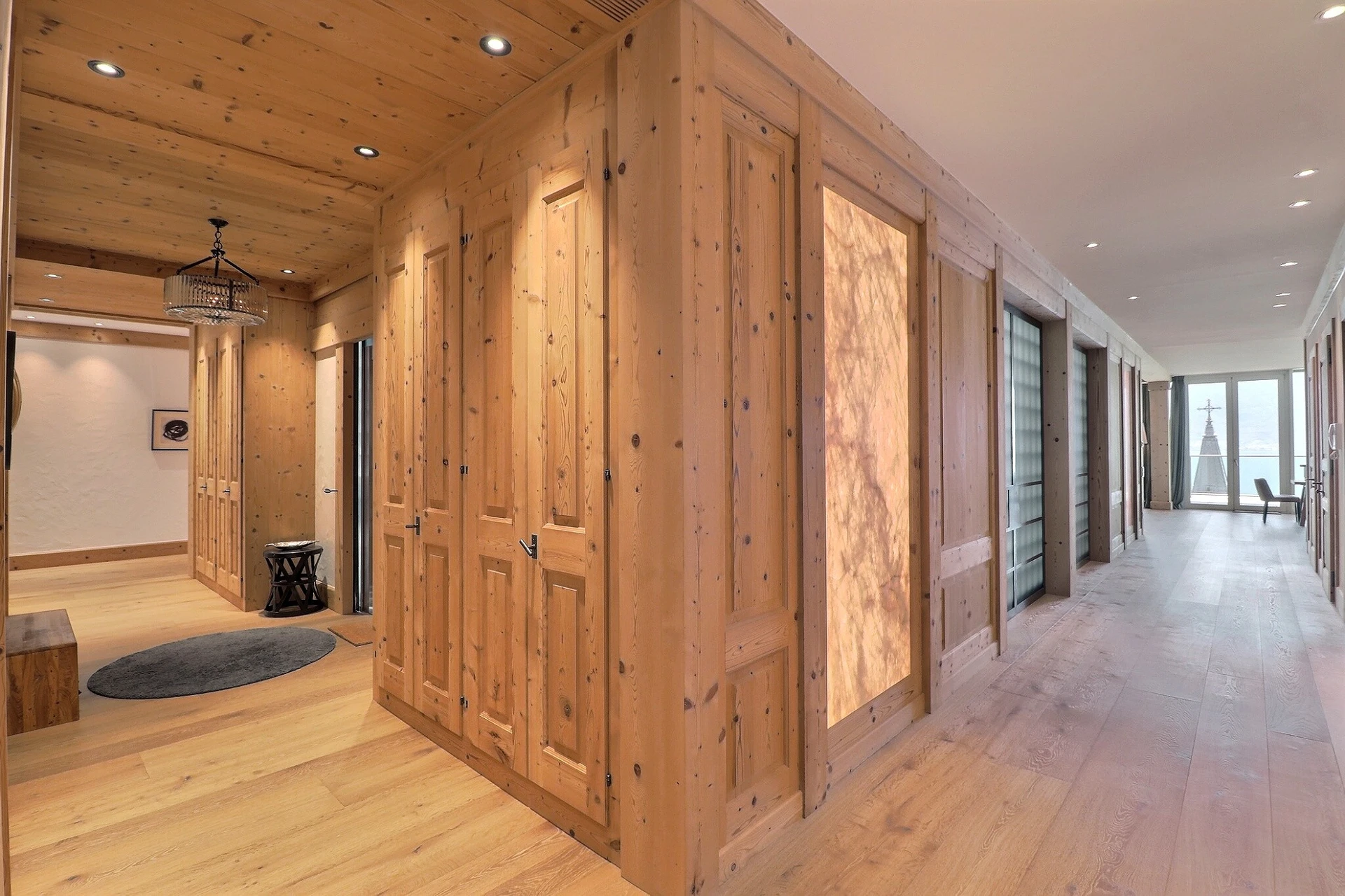 Heller Flur mit Holzverkleidung und Meerblick