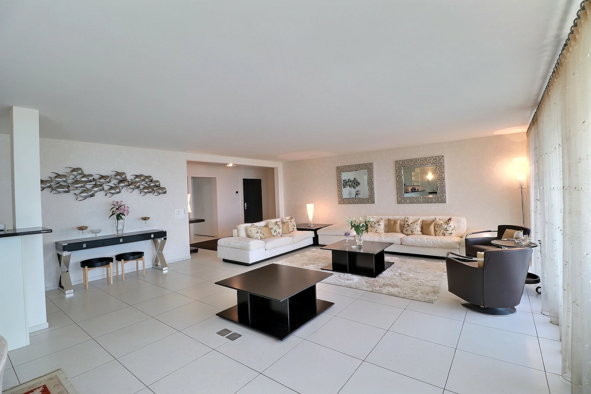 Großzügiges, modern eingerichtetes Wohnzimmer