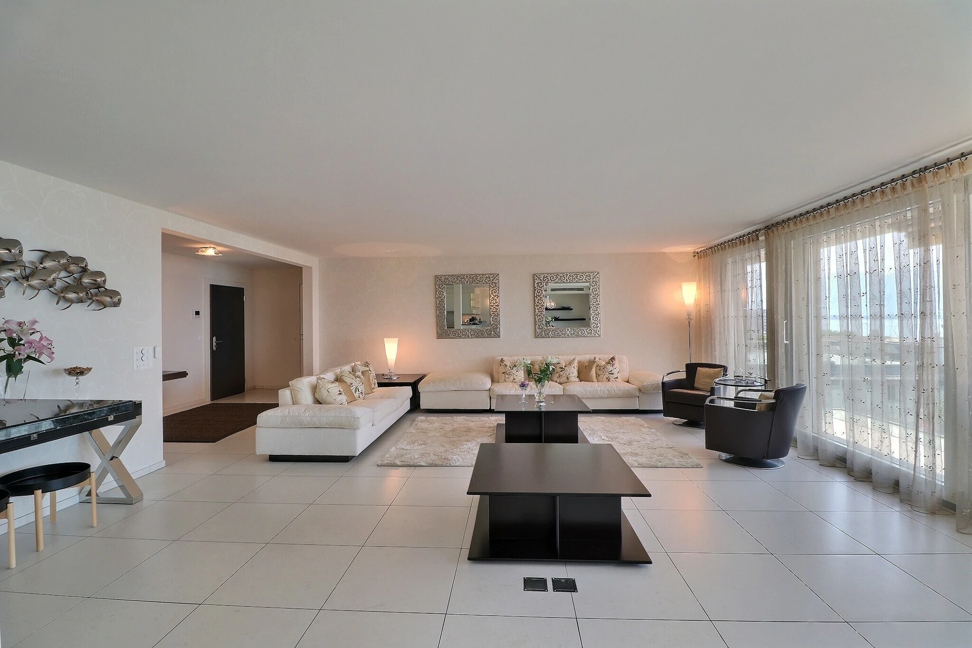 Großzügiges, modern eingerichtetes Wohnzimmer