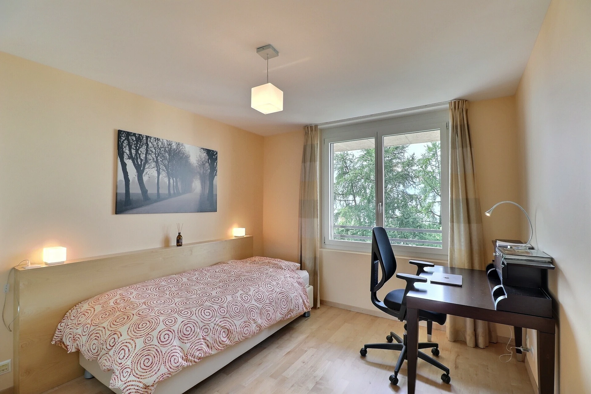 Helles Schlafzimmer mit Arbeitsbereich
