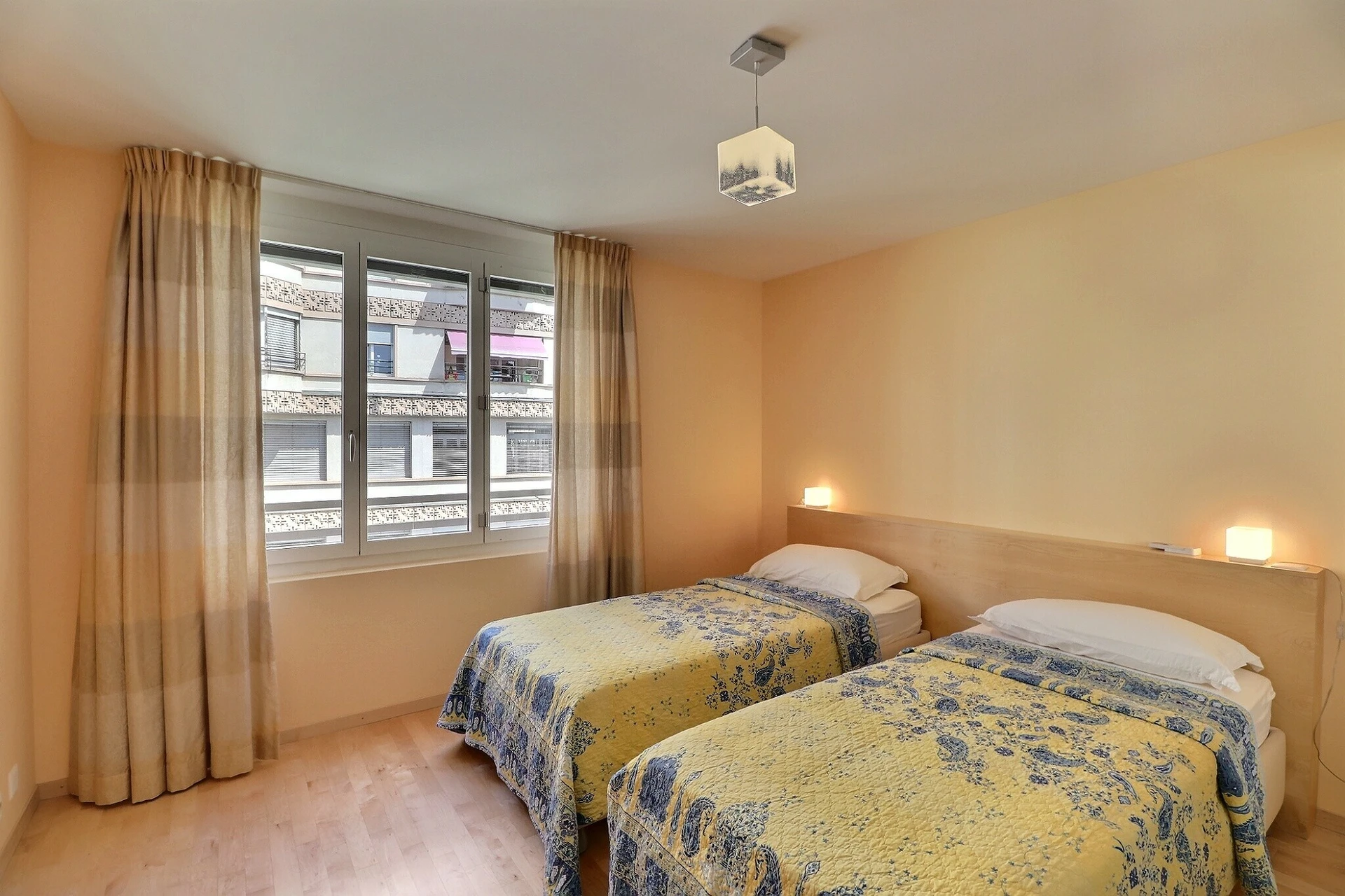 Doppelbettzimmer mit Fenster und Vorhängen