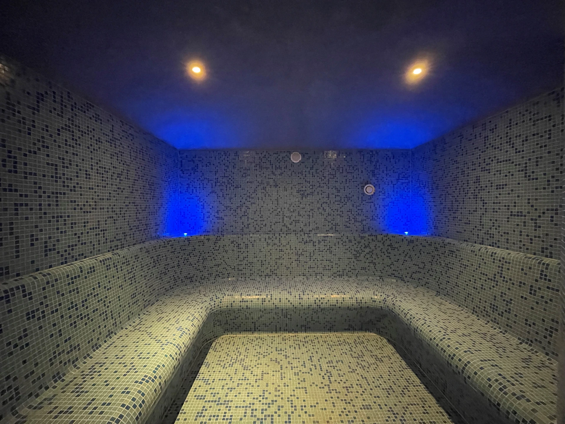 Innenliegender Spa- und Wellnessbereich mit Mosaikverkleidung