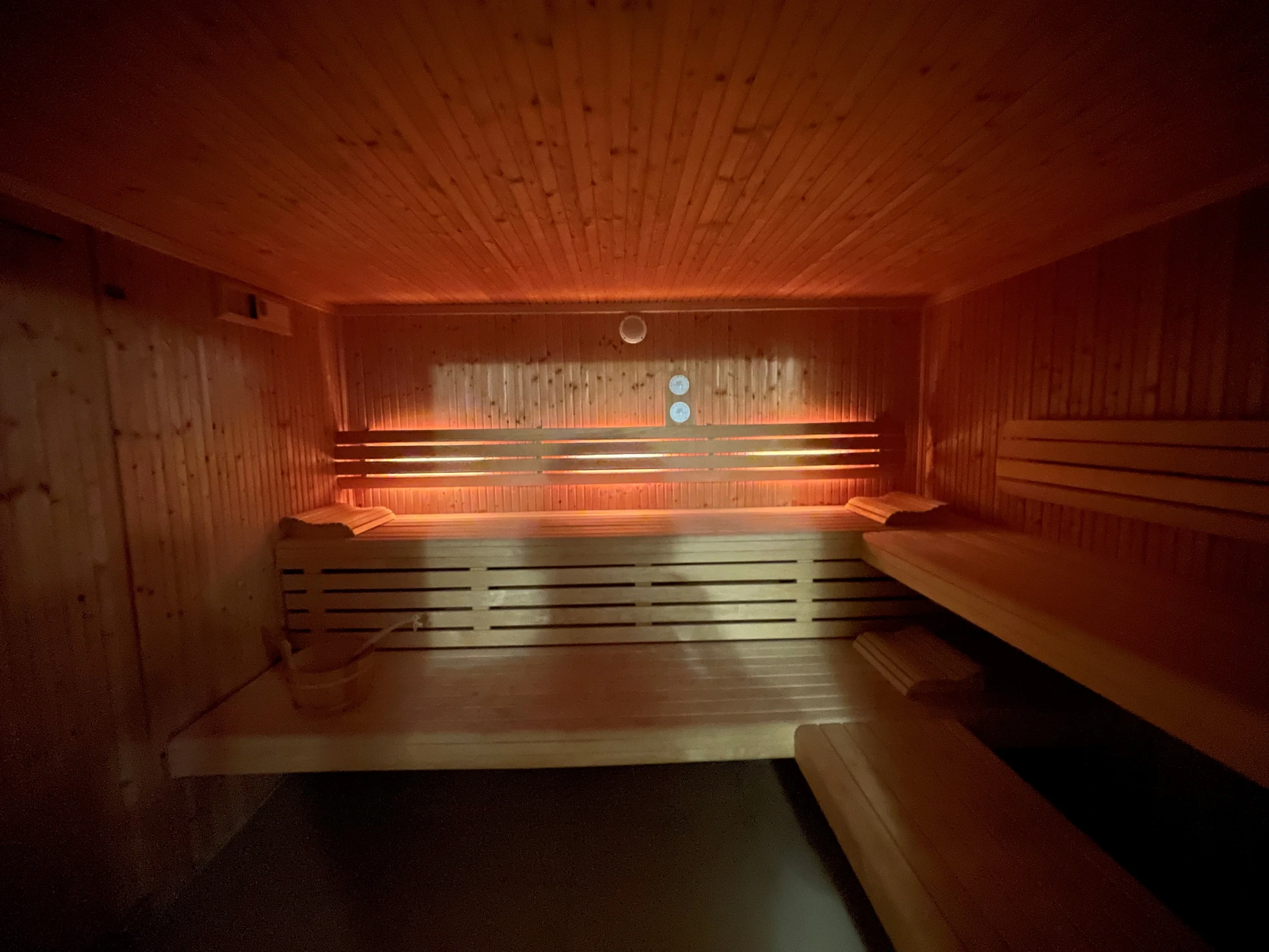 Holzsauna mit Bankreihen