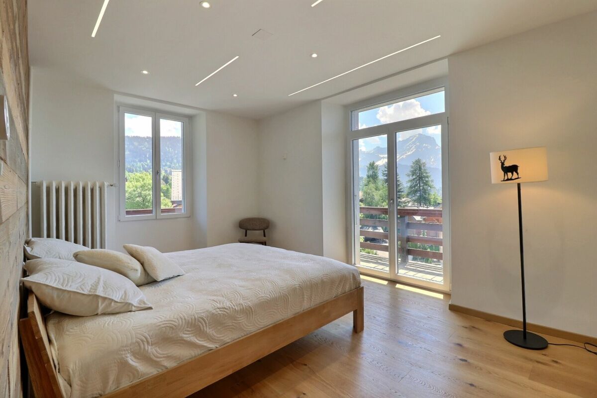Helles Schlafzimmer mit Alpenblick