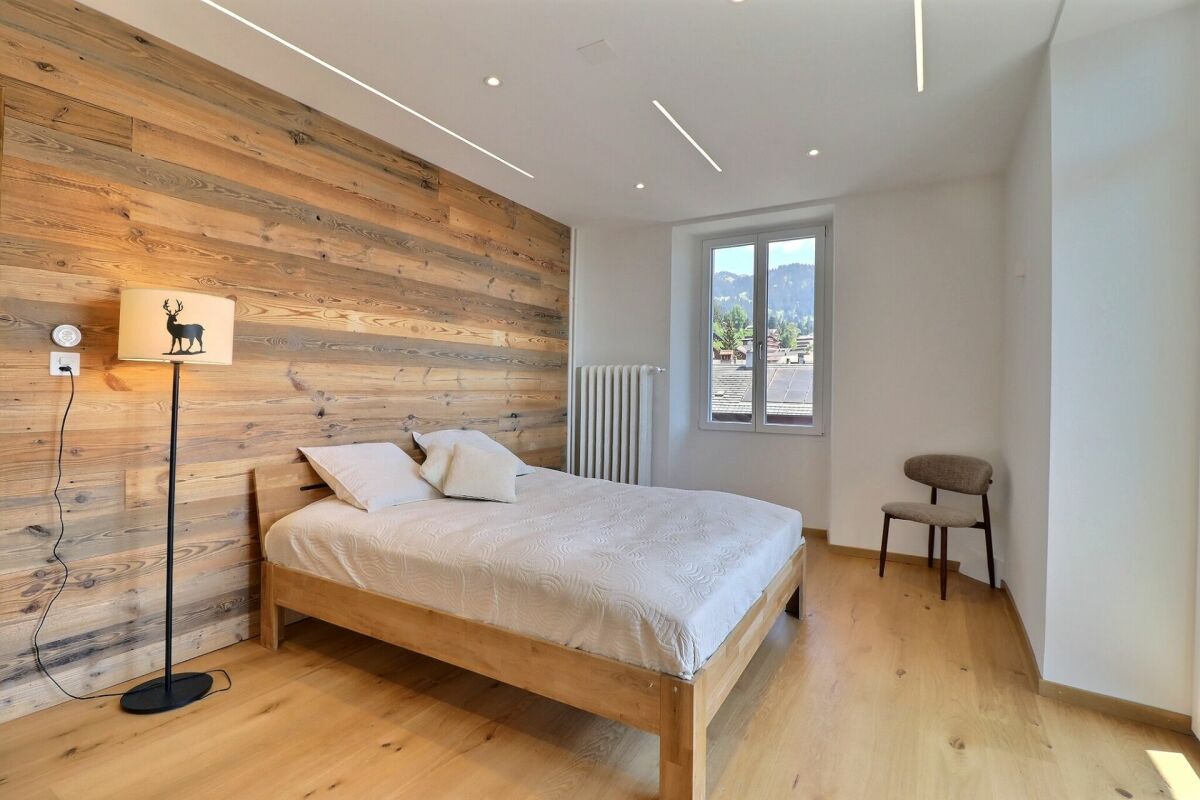 Helles Schlafzimmer mit Holz-Akzentwand