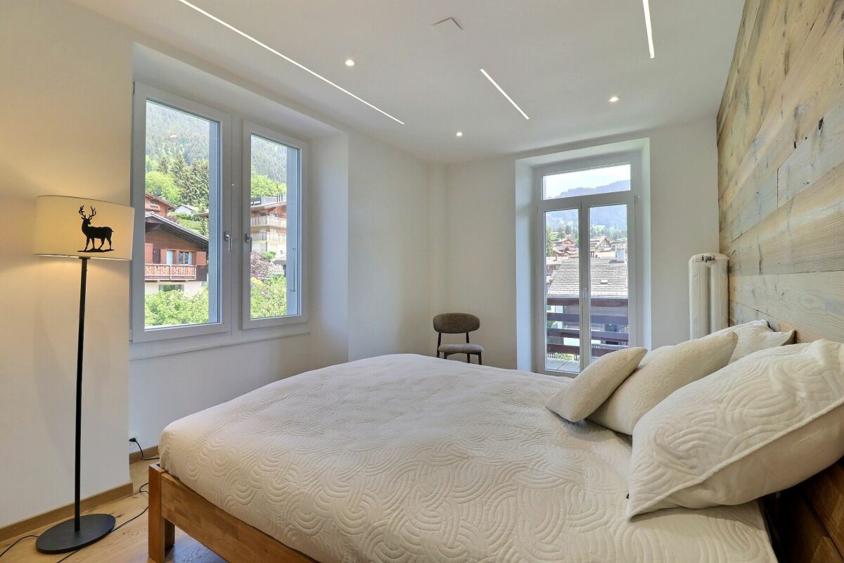 Modernes Schlafzimmer mit Bergblick