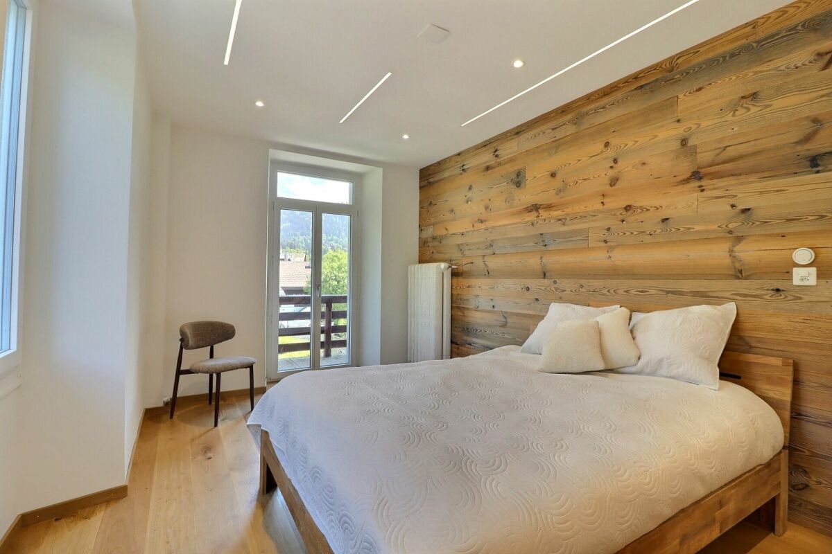 Modernes Schlafzimmer mit Holzakzentwand