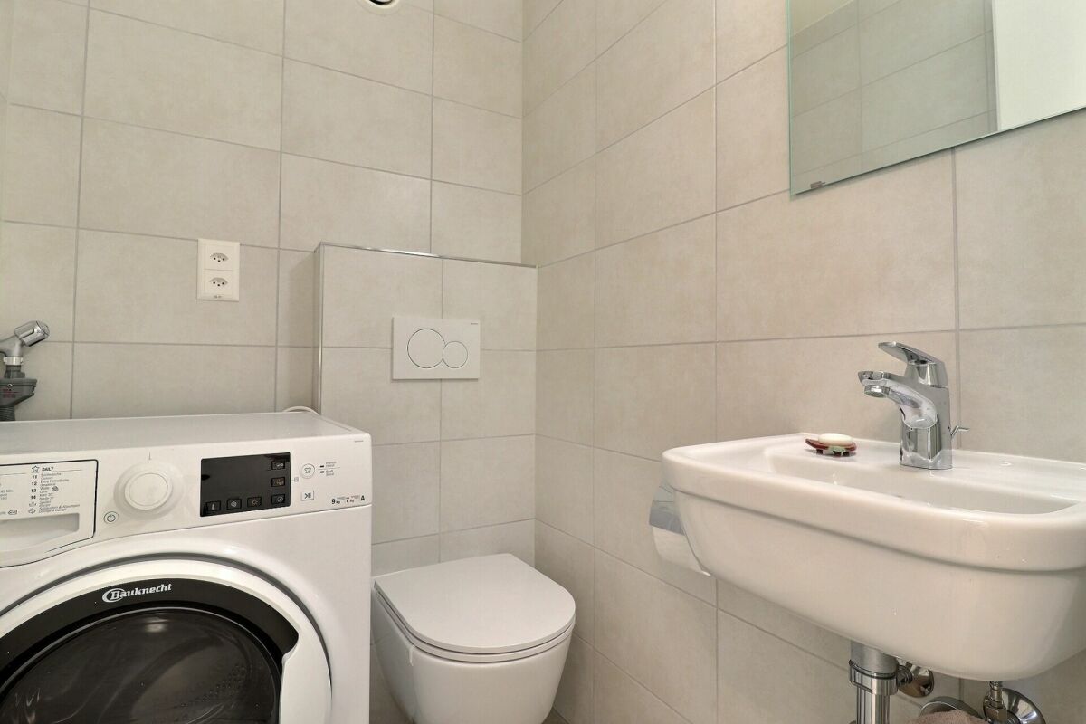 Modernes Gäste-WC mit Waschmaschine
