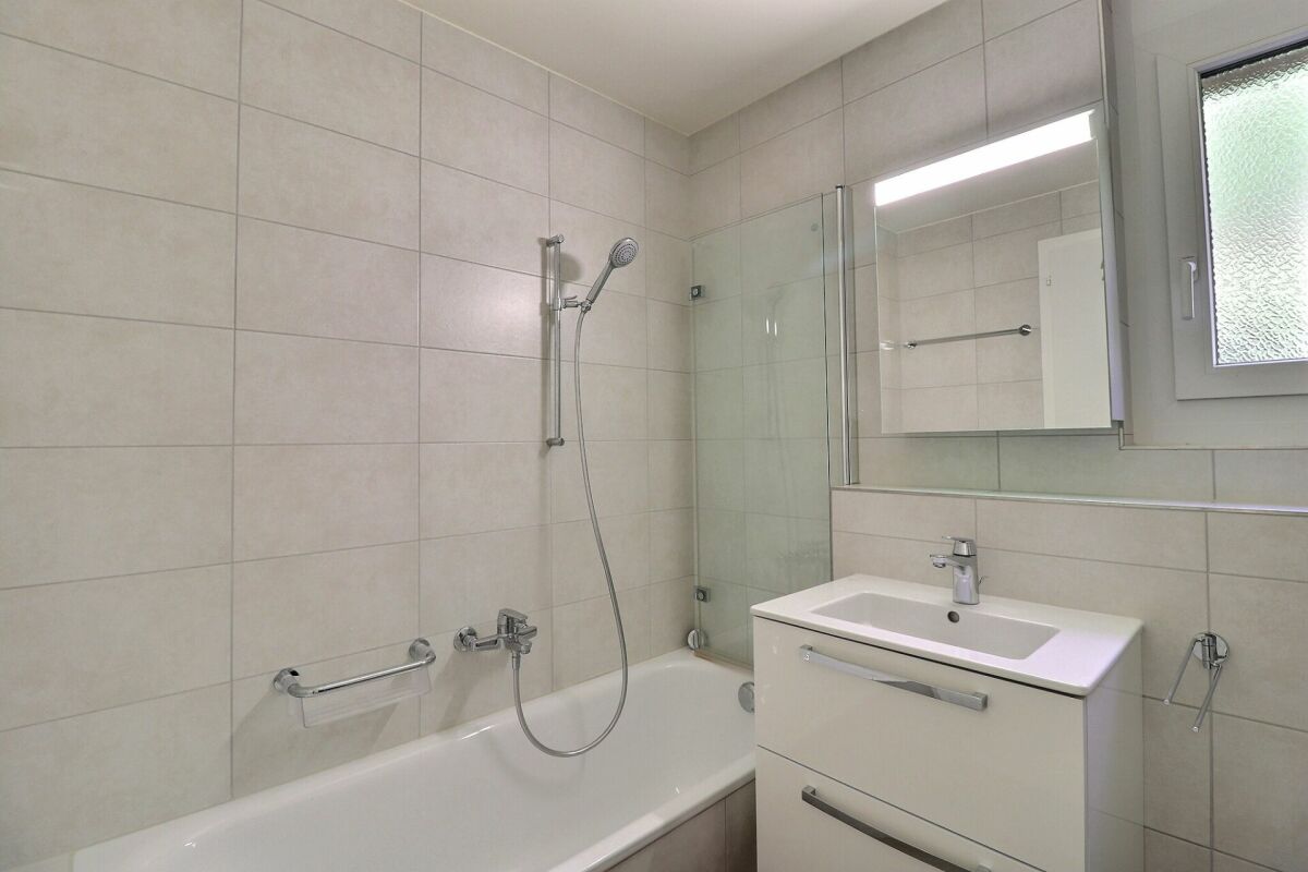 Modernes Badezimmer mit Badewanne und Waschtisch