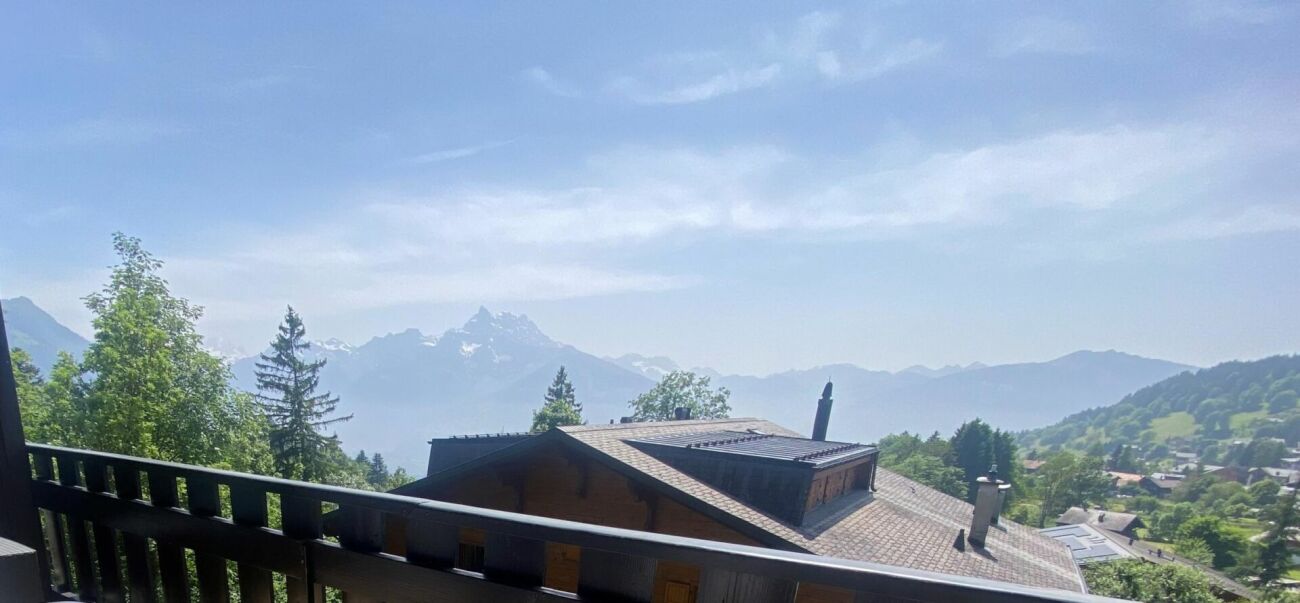 Balkonblick auf Berglandschaft
