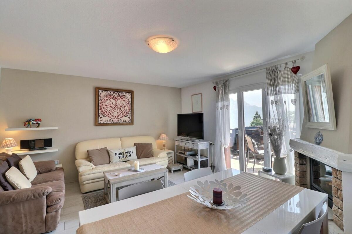 Helles Wohnzimmer mit Essbereich und Balkonblick