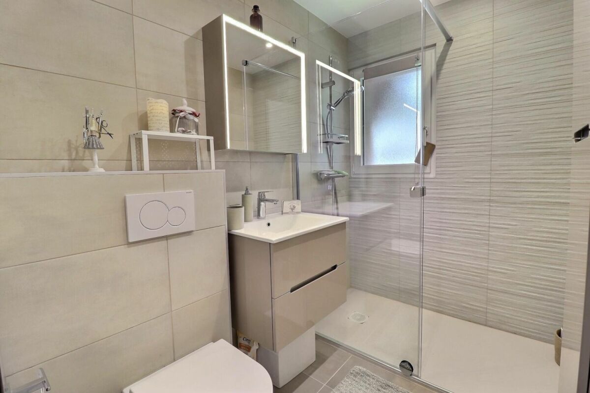 Modernes Badezimmer mit Walk-in-Dusche