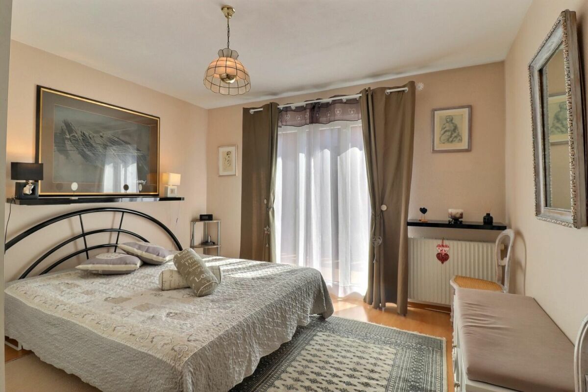 Helles Schlafzimmer mit Balkonzugang