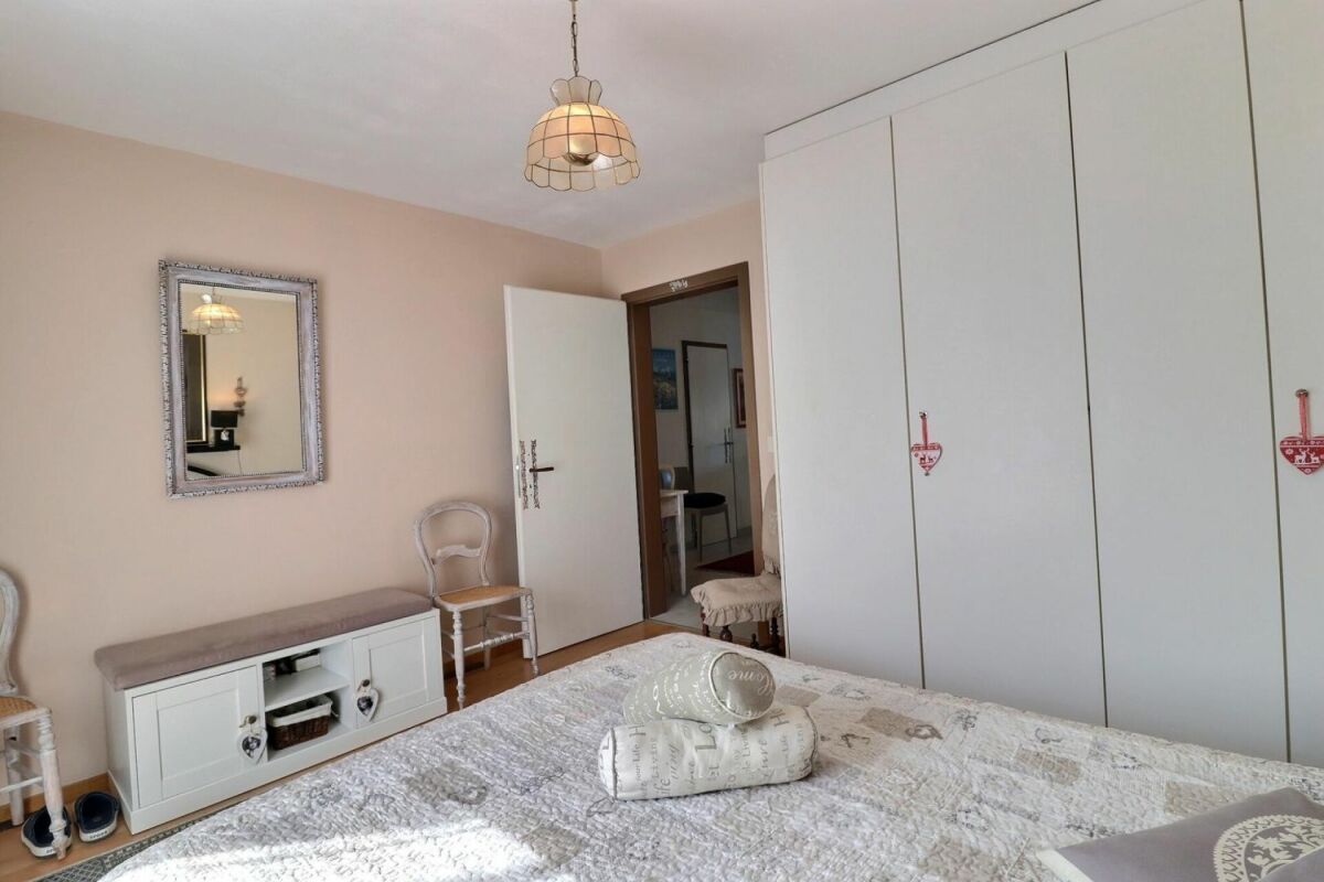 Helles Schlafzimmer mit weißem Einbauschrank