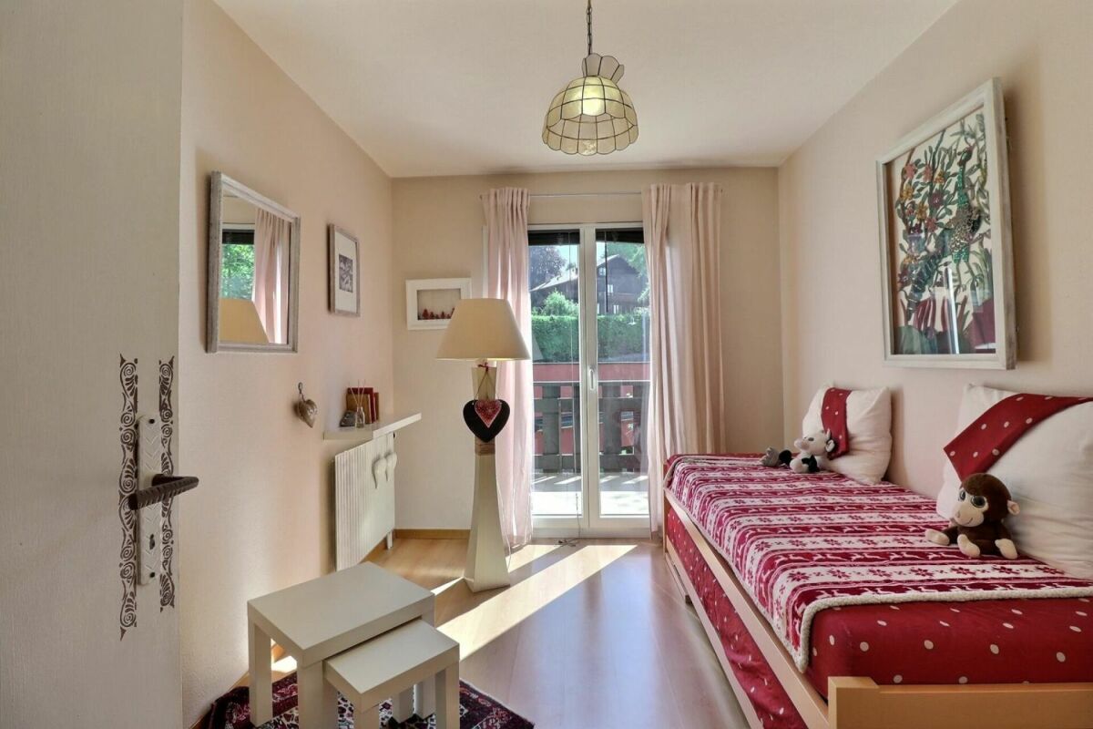 Helles Schlafzimmer mit Balkonzugang