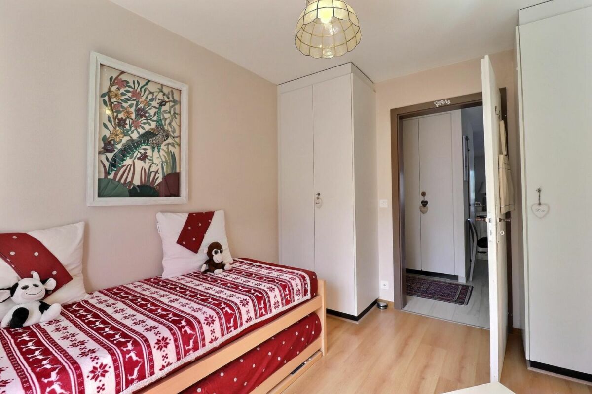 Helles Kinderzimmer mit Bett und Stauraum