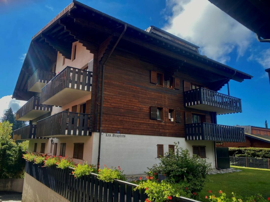 Alpines Wohnhaus mit Holzbalkonen