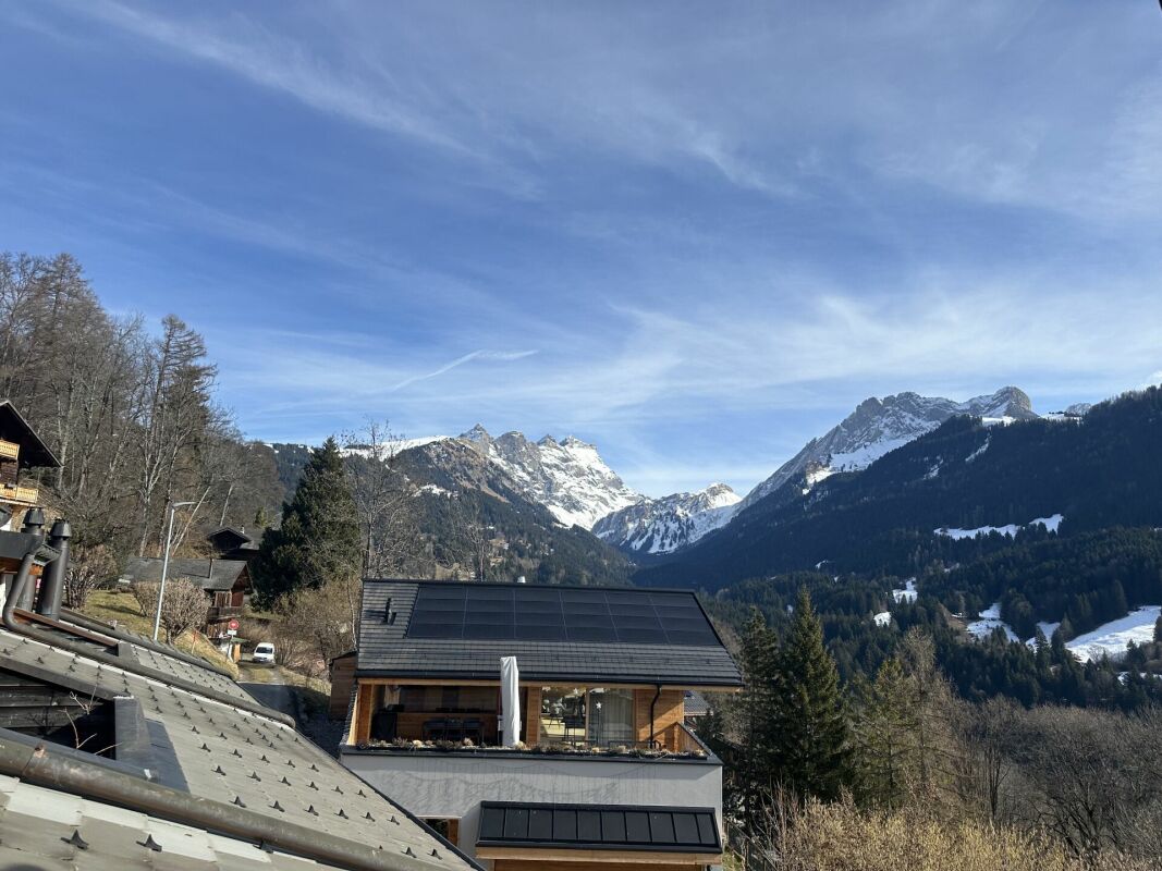 Alpine Bergblick mit Chalet und Solar-Dach