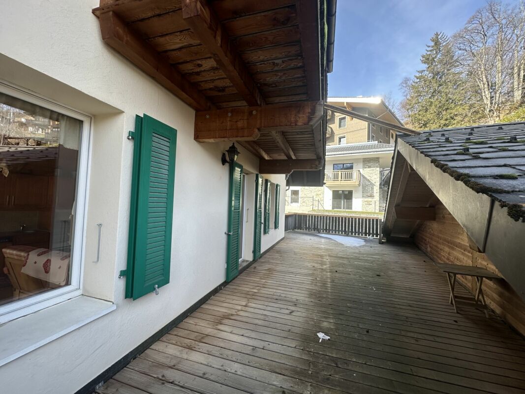 Holzterrasse an der Hausfassade