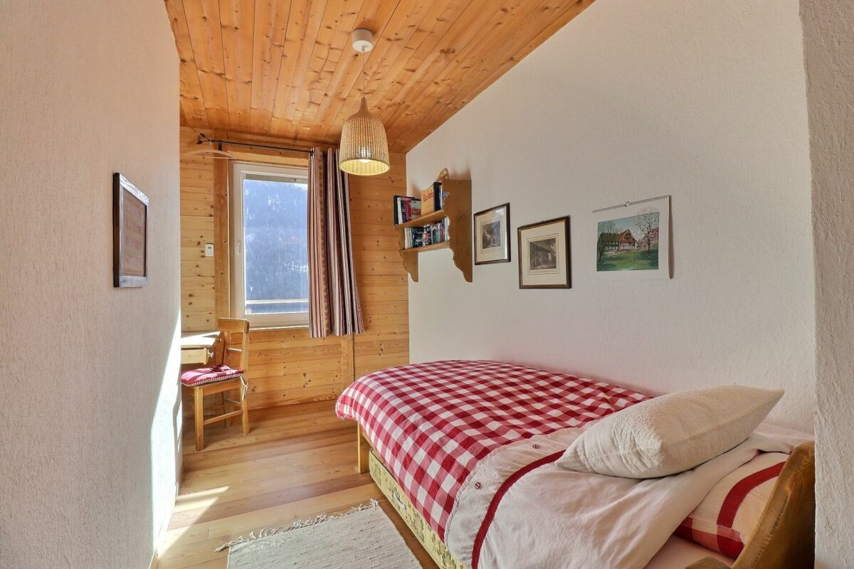 Gemütliches Einbettzimmer mit Holzdecke