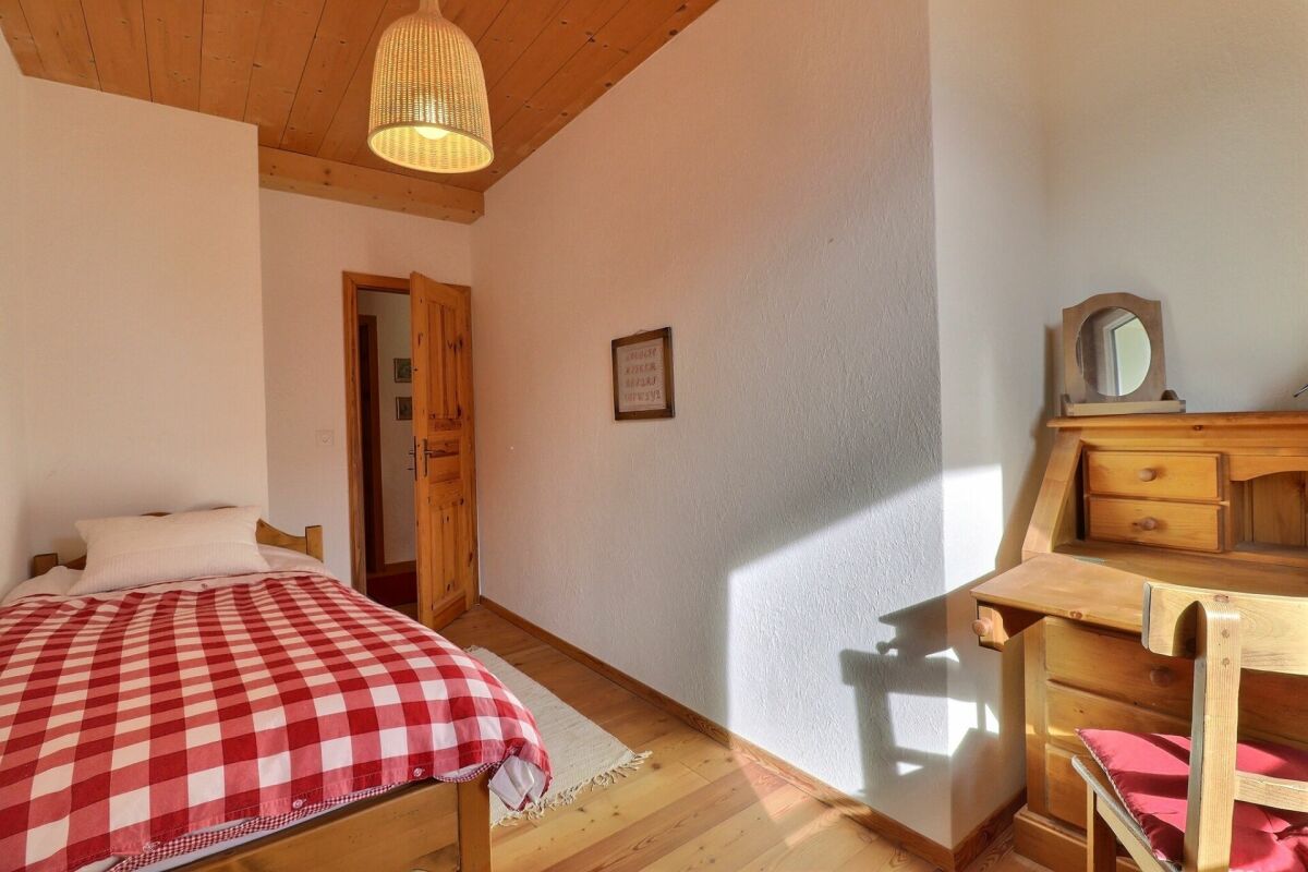Gemütliches Schlafzimmer mit Holzdecke