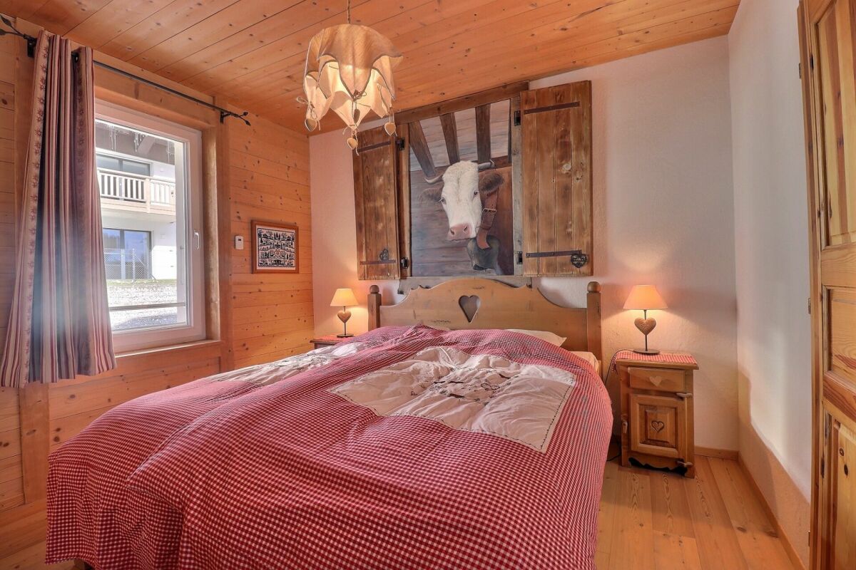 Gemütliches Schlafzimmer im Holzstil
